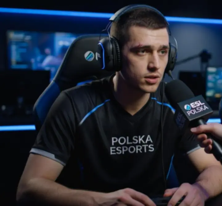 Profesjonalni gracze esportowi podczas wywiadu na scenie